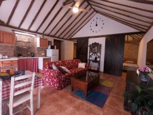 un soggiorno con un divano e un tavolo di Charming Canarian House at Villa Lila a Puerto de la Cruz