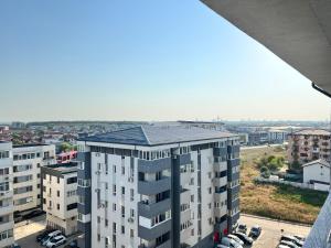 eine Luftaufnahme eines Gebäudes in einer Stadt in der Unterkunft Apolonium Apartment Properties in Bukarest