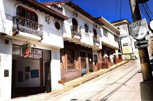 pusta ulica w mieście z budynkami w obiekcie Hostal Isla Señorial w mieście San Gil