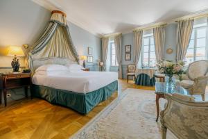 Postel nebo postele na pokoji v ubytování Hôtel de Toiras