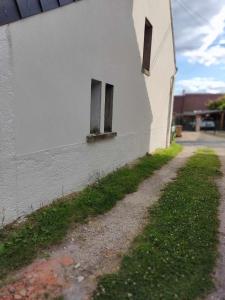 un edificio blanco con dos ventanas laterales en Studio au cœur de la Sologne, en Romorantin-Lanthenay
