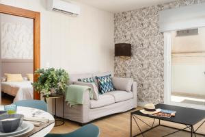A seating area at Apartamentos Pedregalejo Beach Playa