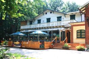 a restaurant with umbrellas in front of a building at Kurhaus Devin in Stralsund