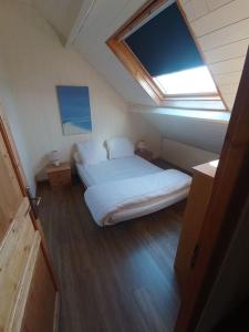 En eller flere senge i et værelse på GITE 15 personnes confort et authenticité + 23 billeder