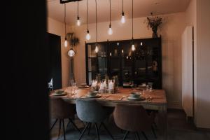 a table in a room with chairs around it at Vakantiewoning Leton in Brakel