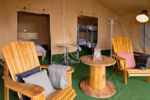 Et sittehjørne på Glamping Safari Style