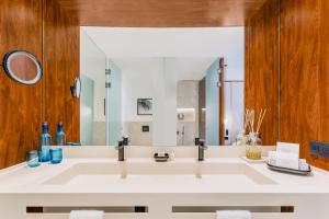 Um banheiro em Live Aqua Punta Cana - All Inclusive - Adults Only