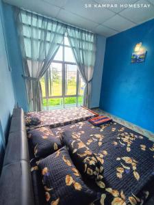 Postel nebo postele na pokoji v ubytování SR Kampar Homestay, Bandar Baru Kampar