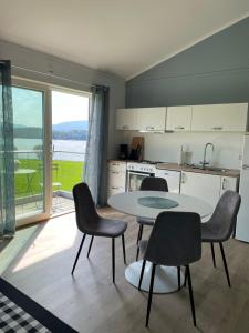 cocina con mesa y sillas y cocina con vistas en Stenegården, en Namsos