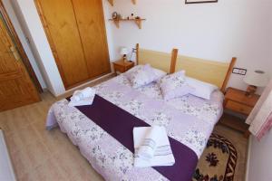 トレビエハにあるLa Mata Sea View Ref 1834のベッドルーム1室(紫のシーツと枕が備わるベッド1台付)