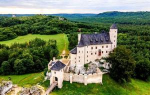 an old castle in the middle of a field at Chata na Jurze z balią in Zarki Letnisko