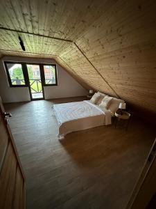 1 dormitorio con 1 cama en el techo de madera en Lazurowa Chata Rydzewo, en Rydzewo