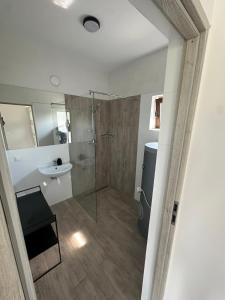 un baño con ducha y lavabo en Lazurowa Chata Rydzewo, en Rydzewo