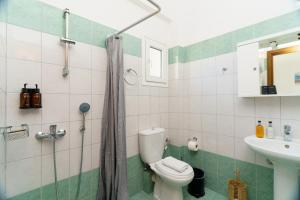 シヴォタにあるThe Dandy Horizonのトイレと洗面台付きのバスルーム +39枚の写真