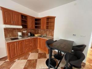 Kuchyňa alebo kuchynka v ubytovaní Y Apartman