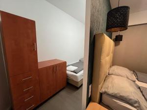 Posteľ alebo postele v izbe v ubytovaní Y Apartman + 16 fotografií
