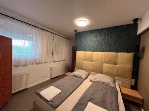 Posteľ alebo postele v izbe v ubytovaní Y Apartman