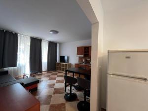 Televízia a/alebo spoločenská miestnosť v ubytovaní Y Apartman