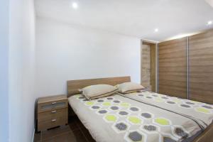 um quarto com uma cama grande e uma cabeceira em madeira em Apartments Domovoj em Medvode