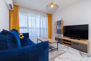 TV a/nebo společenská místnost v ubytování Lauta Forest 1-bedroom apartment