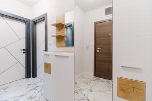 Kuchyň nebo kuchyňský kout v ubytování Lauta Forest 1-bedroom apartment