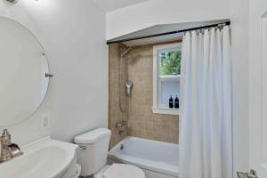 Ένα μπάνιο στο Pet Friendly Modern Home In The Heart Of Ferndale +15 φωτογραφίες