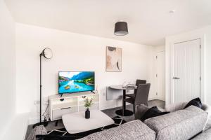 Μια τηλεόραση ή/και κέντρο ψυχαγωγίας στο Fabulous 1 Bed Apartment in Central Wrexham