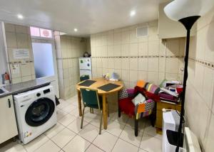 cocina pequeña con mesa y lavadora en Stay in Bloomsbury, en Londres