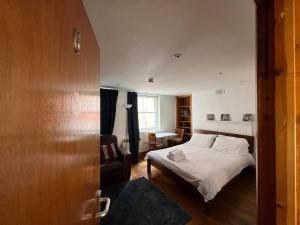 Un dormitorio con una cama y una silla dentro. en Stay in Bloomsbury, en Londres