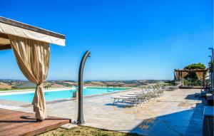 Πισίνα στο ή κοντά στο Awesome Apartment In Terre Roveresche