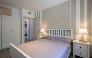 Ένα ή περισσότερα κρεβάτια σε δωμάτιο στο Awesome Apartment In Terre Roveresche