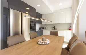 ein Esstisch mit Stühlen und einer Kerze darauf in der Unterkunft Stunning Home In Cartagena in Cartagena