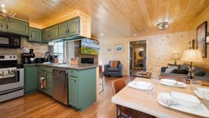 Η κουζίνα ή μικρή κουζίνα στο Mountain Views at Dolly's Castle Unit 5