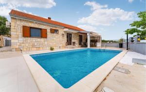 Πισίνα στο ή κοντά στο Gorgeous Home In Rastevic With Wifi +28 φωτογραφίες