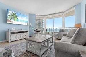 Una televisión o centro de entretenimiento en Panoramic Views and Private Beach