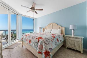 Una cama o camas en una habitación de Panoramic Views and Private Beach 53 fotos más