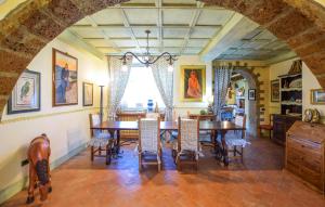Χώρος καθιστικού στο Cozy Home In Melezzole With Wifi