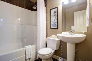 Vannituba majutusasutuses Sooke Oceanview Penthouse - Family Friendly
