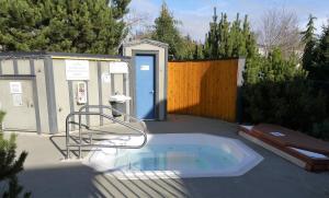 Bazén v ubytování Sheringham Townhouse - Sooke nebo v jeho okolí