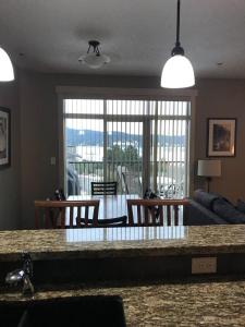 Posezení v ubytování Sheringham Townhouse - Sooke