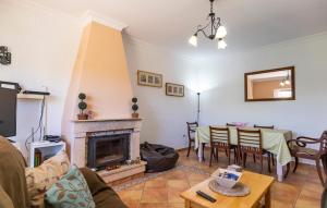 ein Wohnzimmer mit Kamin und Tisch in der Unterkunft Nice Home In Chiclana De La Fronter in Chiclana de la Frontera