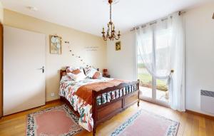Ένα ή περισσότερα κρεβάτια σε δωμάτιο στο 3 Bedroom Lovely Home In Fontenay