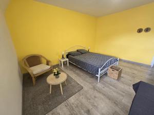 Ένα ή περισσότερα κρεβάτια σε δωμάτιο στο chambre villa