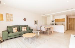 een woonkamer met een groene bank en een keuken bij Nice Apartment In Torre De La Horadada in Torre de la Horadada