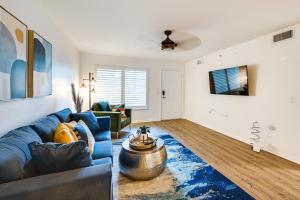 TV a/nebo společenská místnost v ubytování 6 Mi to Beach Naples Condo with Pool and Hot Tub