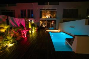 a pool in the middle of a building at night at Casa OuirA Chalet con Piscina Privada y vistas in Corralejo