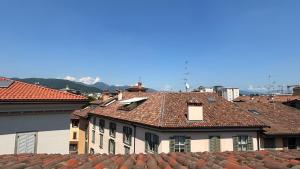 vista su un edificio con tetti in tegole rosse di Casa Angela Apartments a Bergamo
