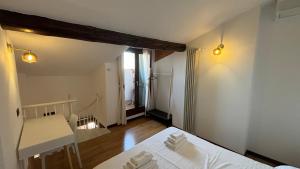 una camera da letto con un letto bianco e una finestra di Casa Angela Apartments a Bergamo