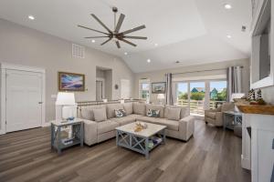 una sala de estar con un sofá y una mesa en WE17 Benders Beach Bungalow, en Nags Head