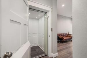 un pasillo con una puerta que conduce a una habitación con sofá en WE17 Benders Beach Bungalow, en Nags Head 53 fotos más